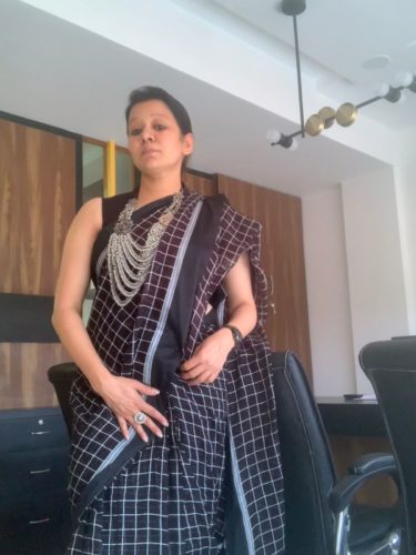 Black Mulmul Patteda Checks Saree photo review